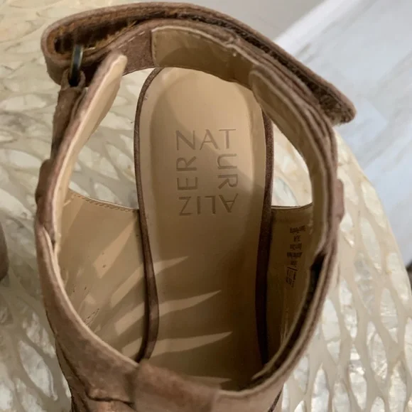 Naturalizer Tan Sandals with Elegant Design - Picture 3 of 4